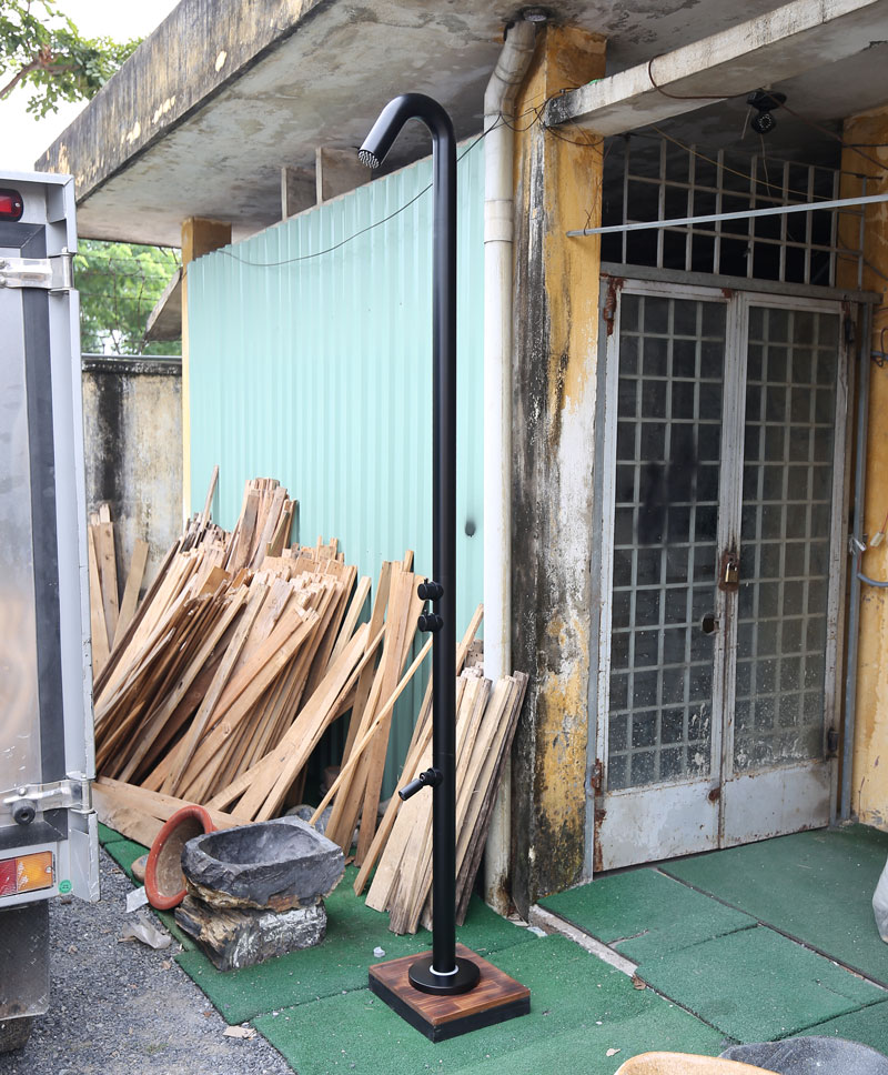 Cây sen tắm ngoài trời KLS9015 được trang bị chức năng vòi sen tắm trên cao