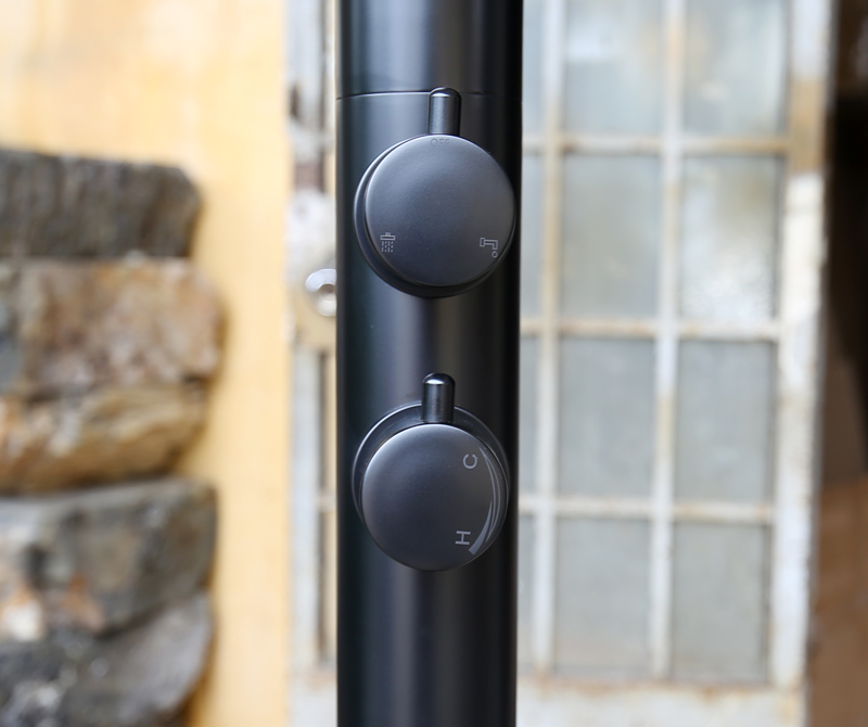 Thao tác sử dụng cây sen tắm ngoài trời này khá đơn giản