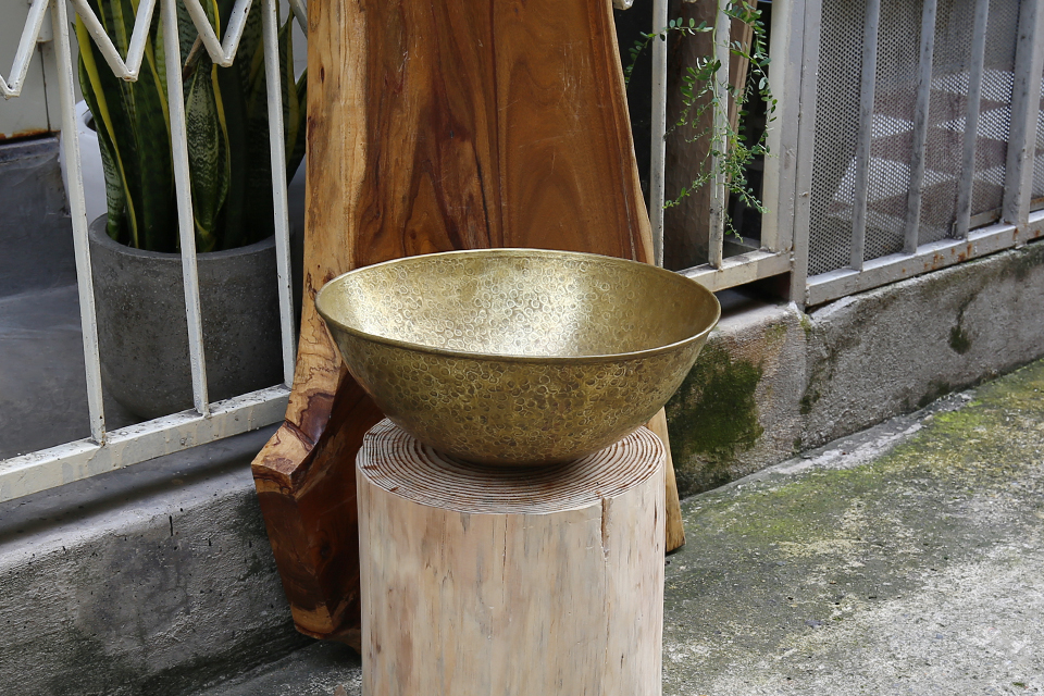 Lavabo chất liệu đồng thau cùng việc sản xuất thủ công mang đến vẻ đẹp mỹ thuật mộc mạc