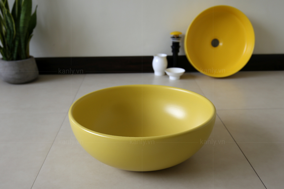 Chậu sứ vàng tròn với thiết kế tròn đều không góc cạnh tạo nên sự tối giản thanh thoát
