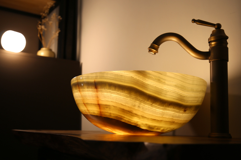 Lavabo bằng đá onyx ONY11 được sản xuất nguyên chiếc và nhập khẩu về từ Pakistan