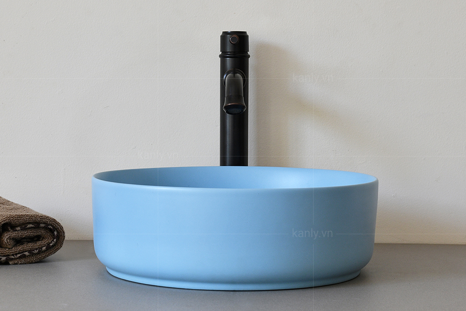 Lavabo màu xanh da trời mang đến sự dịu mát