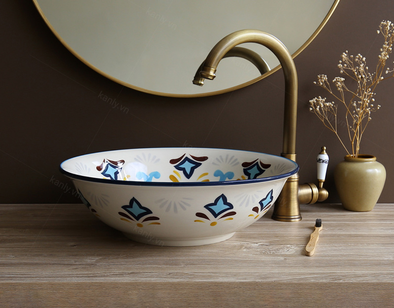 Lavabo sứ hoa văn SU403 phù hợp lắp đặt cùng thiết bị vệ sinh bằng đồng giả cổ
