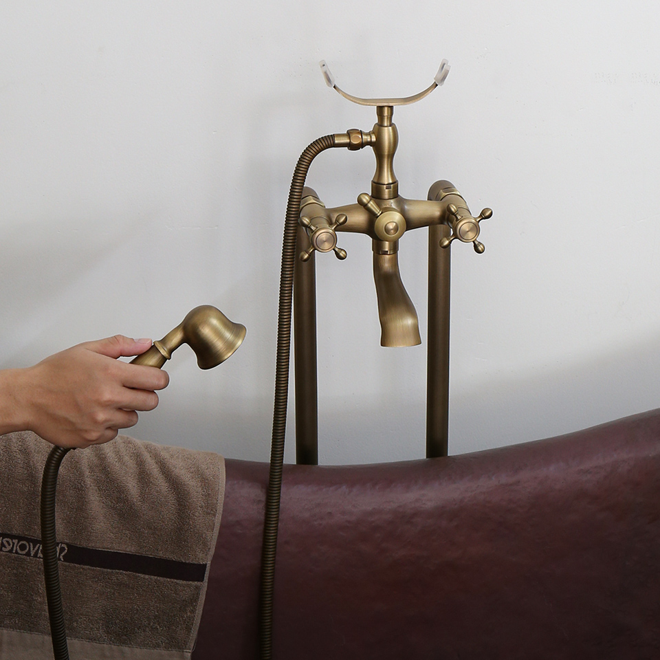 Nổi bật khi kết hợp với bồn tắm đồng thau cổ điển